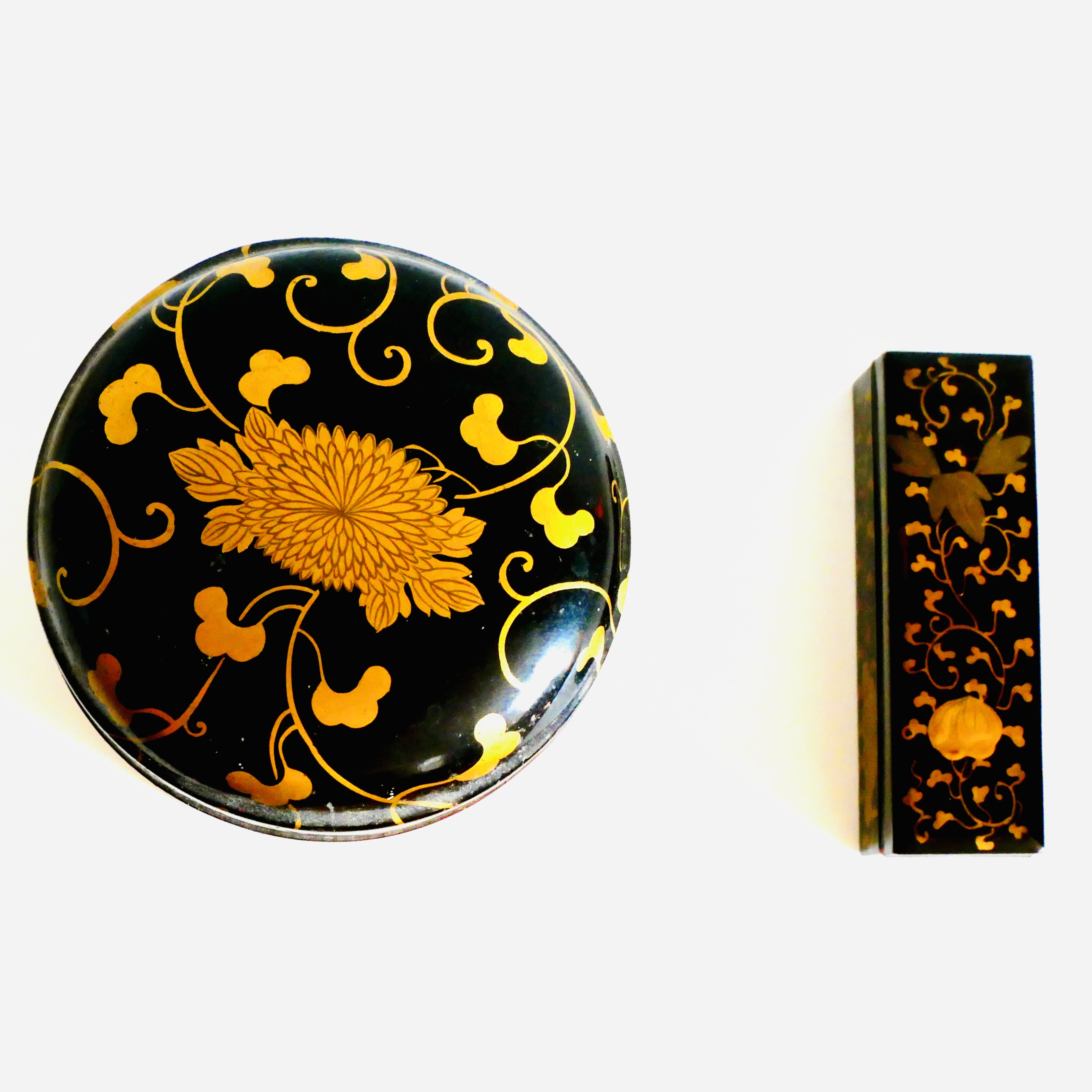 Set of Two Small Black Lacquer Boxes with Floral and Plant Motifs in Maki-e, Japan, Kyoto, Meiji period