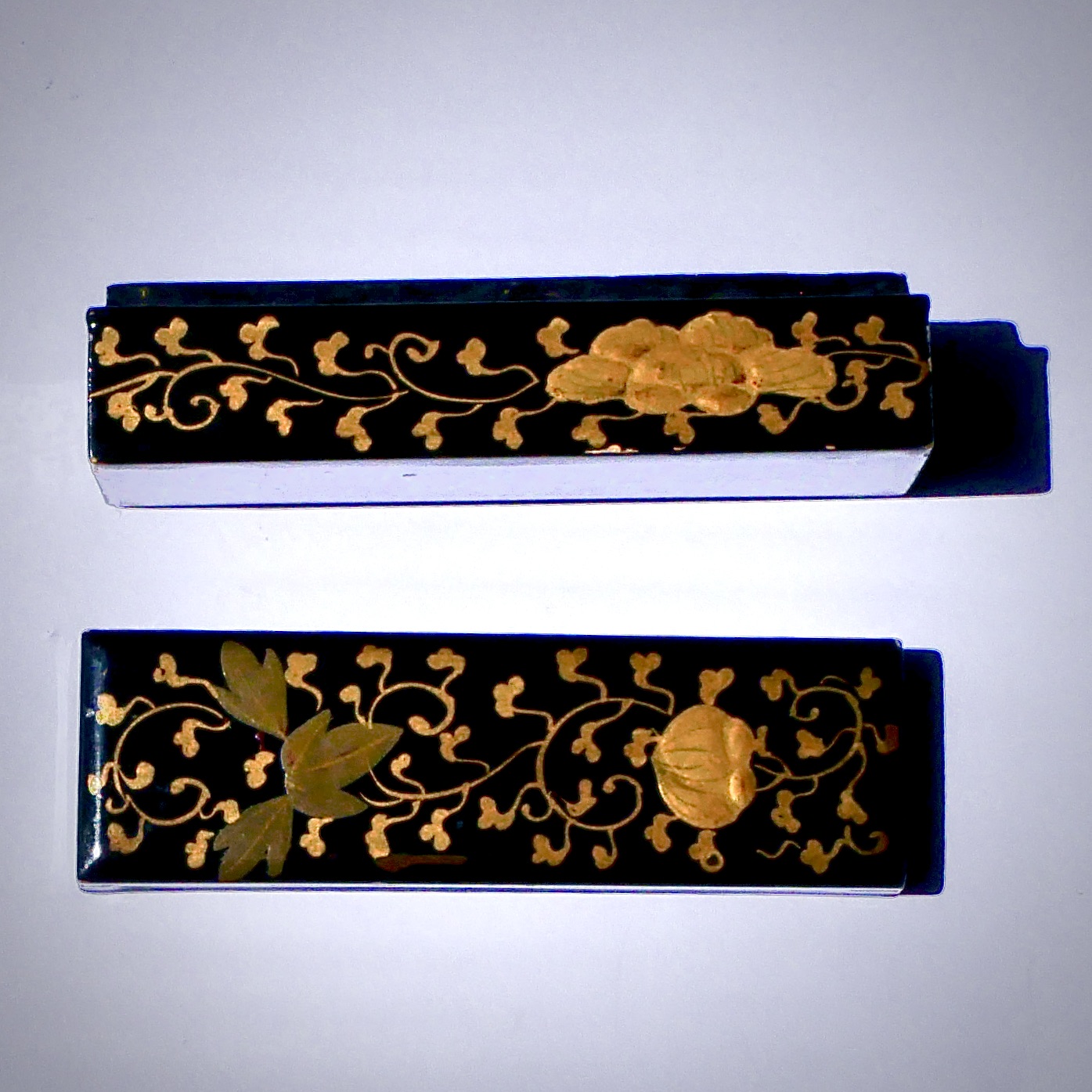 Set of Two Small Black Lacquer Boxes with Floral and Plant Motifs in Maki-e, Japan, Kyoto, Meiji period - 10