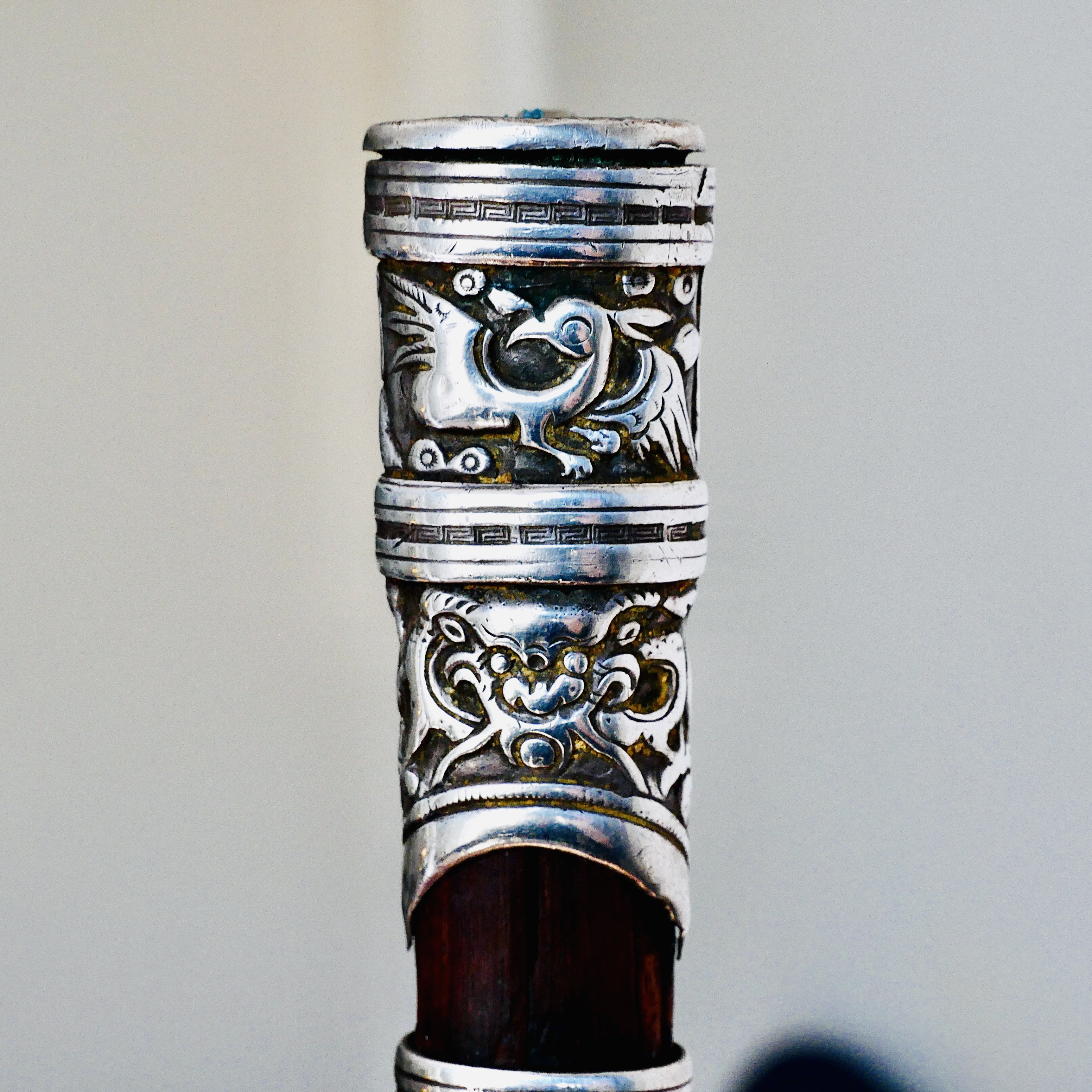 Prestige Khet Khutga-type Knife with Auspicious Motifs, Silver and Wood, Mongolia / China, late 19th - early 20th century - 3