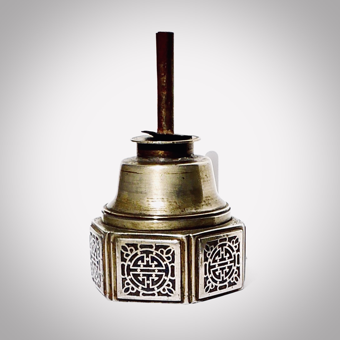 Lampe à Opium en Paktong et Email, Motifs Shou et Chauves-Souris, Chine, Fin 19e (Dynastie Qing)