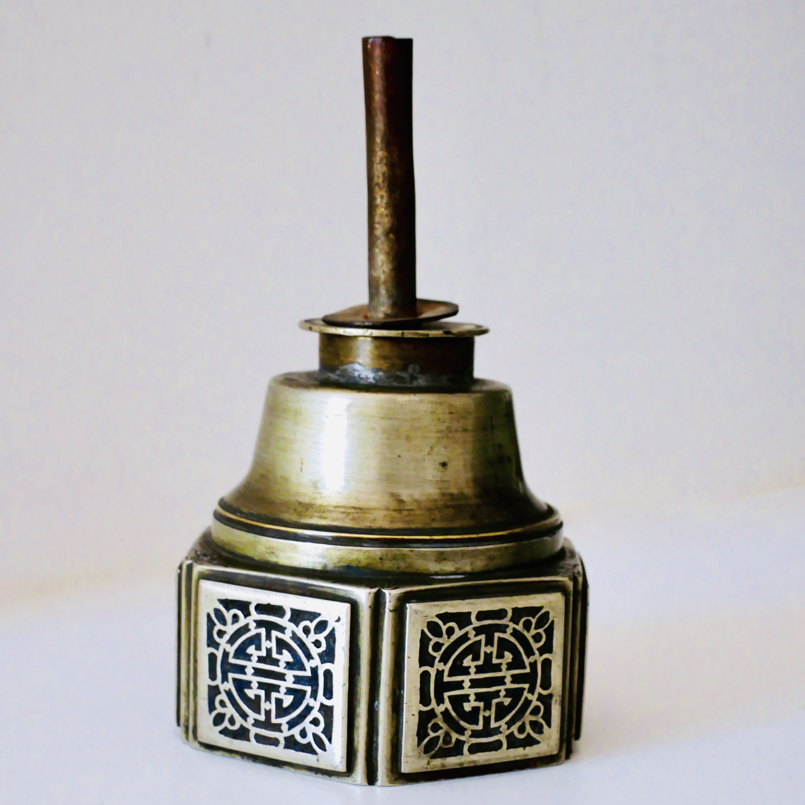 Lampe à Opium en Paktong et Email, Motifs Shou et Chauves-Souris, Chine, Fin 19e (Dynastie Qing) - 4