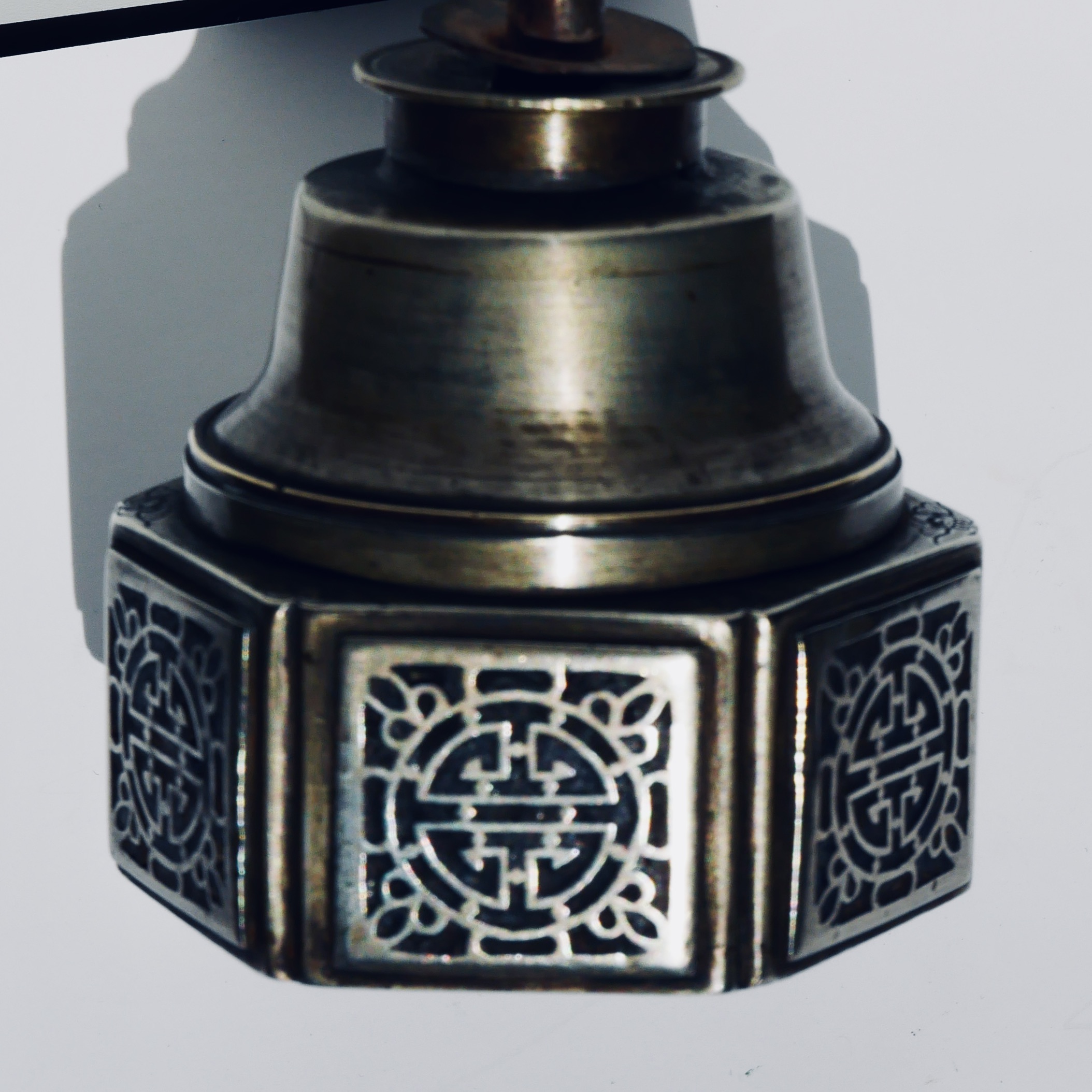 Lampe à Opium en Paktong et Email, Motifs Shou et Chauves-Souris, Chine, Fin 19e (Dynastie Qing) - 6