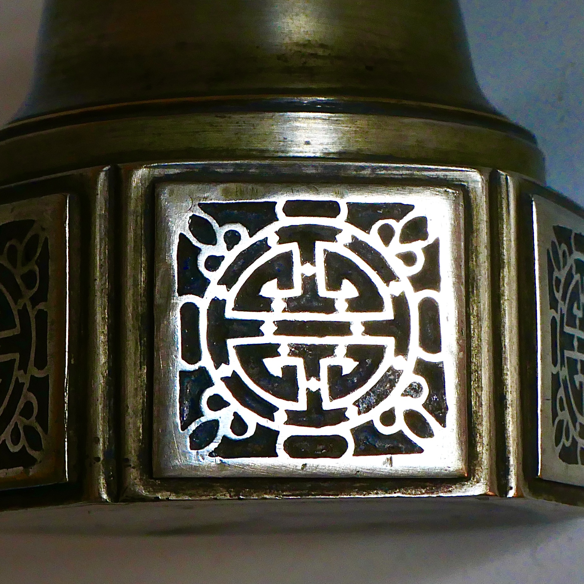 Lampe à Opium en Paktong et Email, Motifs Shou et Chauves-Souris, Chine, Fin 19e (Dynastie Qing) - 7
