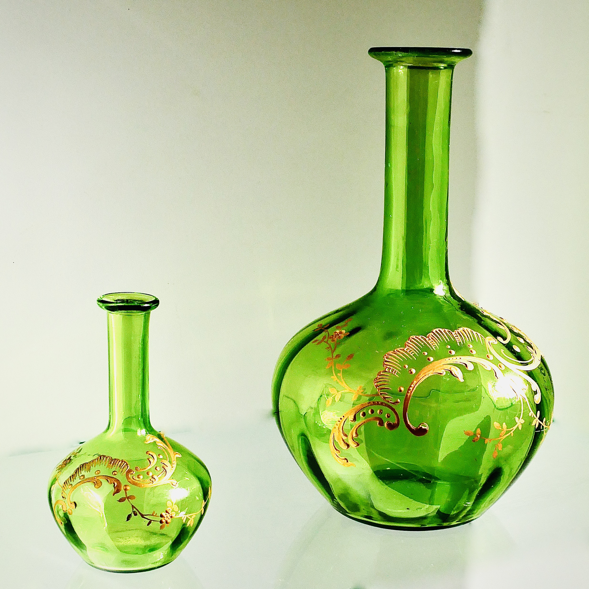 Paire de Flacons Emaillés en Verre de Bohême, Vert et Or, Moser, fin 19e